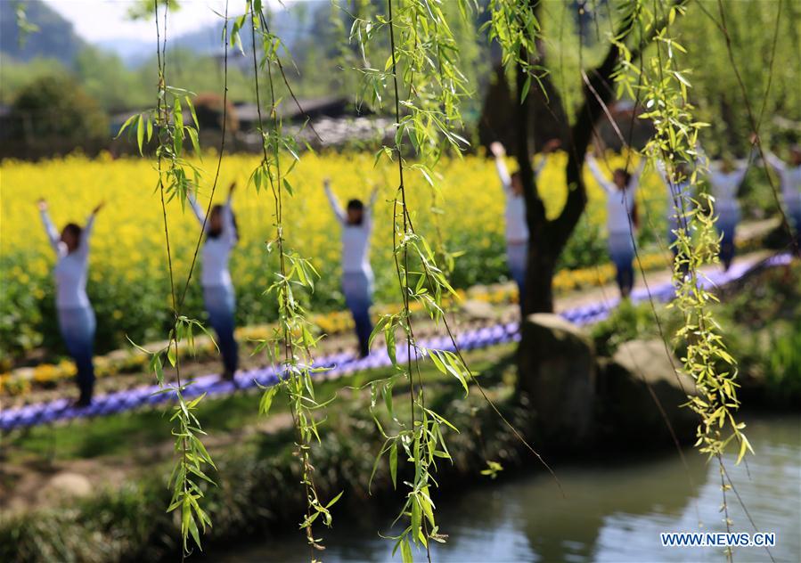 #CHINA-HUNAN-ZHANGJIAJIE-YOGA (CN)