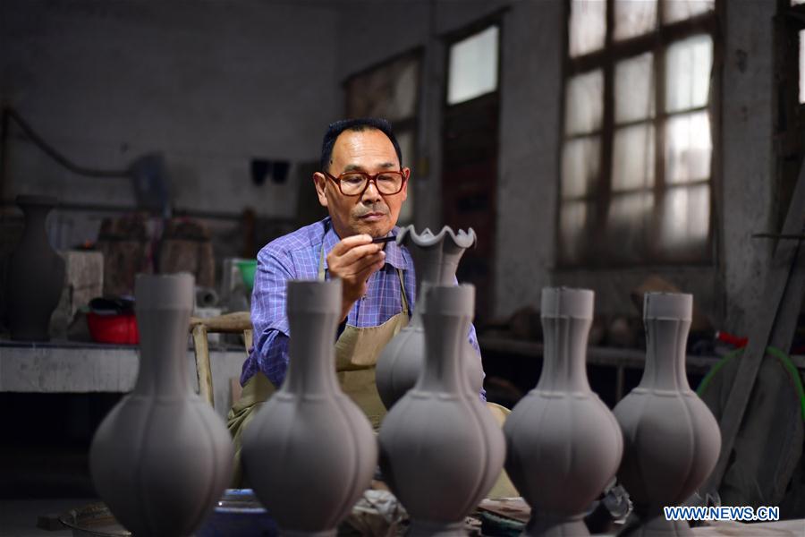 CHINA-HENAN-RU PORCELAIN-MAKING (CN)