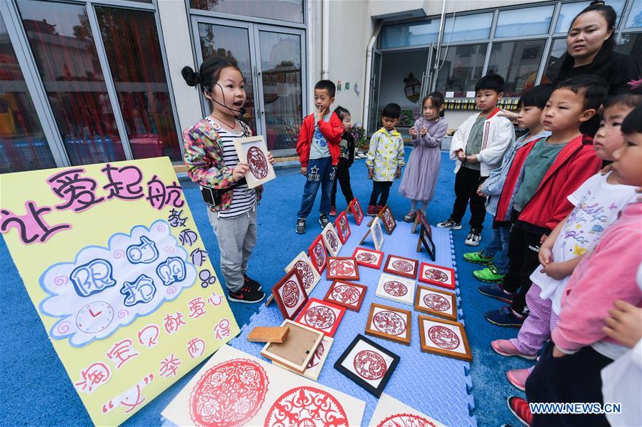 CHINA-ZHEJIANG-CHINESE PAPER CUTTING-CHARITY BAZAAR(CN)