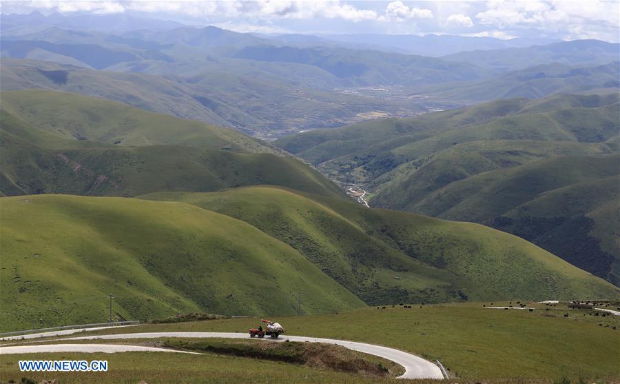 CHINA-SICHUAN-RANGTANG-MOUNTAIN-HIGHWAY (CN)