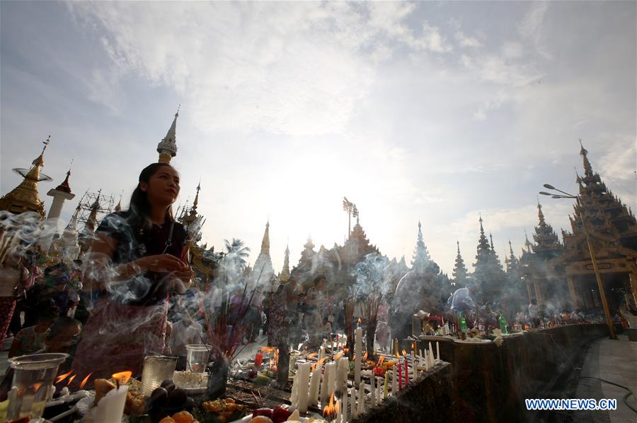  MYANMAR-YANGON-THADINGYUT FESTIVAL