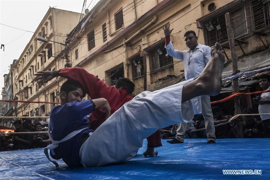 (SP)INDIA-KOLKATA-STREET WRESTLING