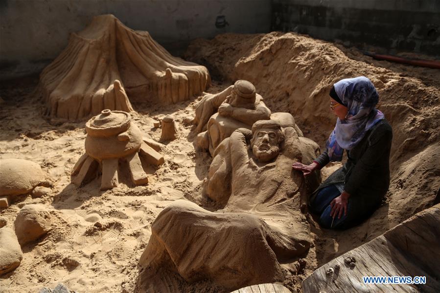 MIDEAST-GAZA-SAND SCULPTURES-WOMAN