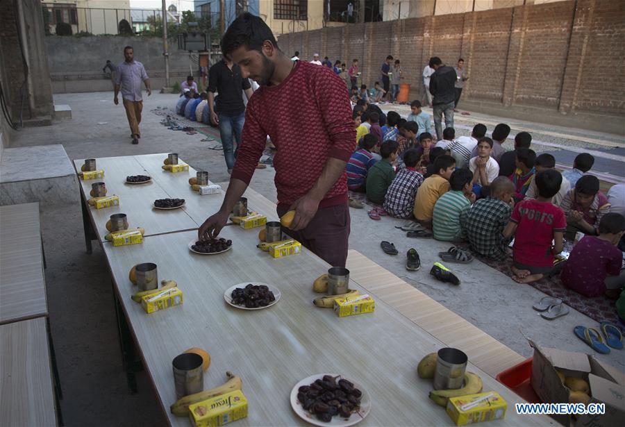 KASHMIR-SRINAGAR-ORPHANS-RAMADHAN