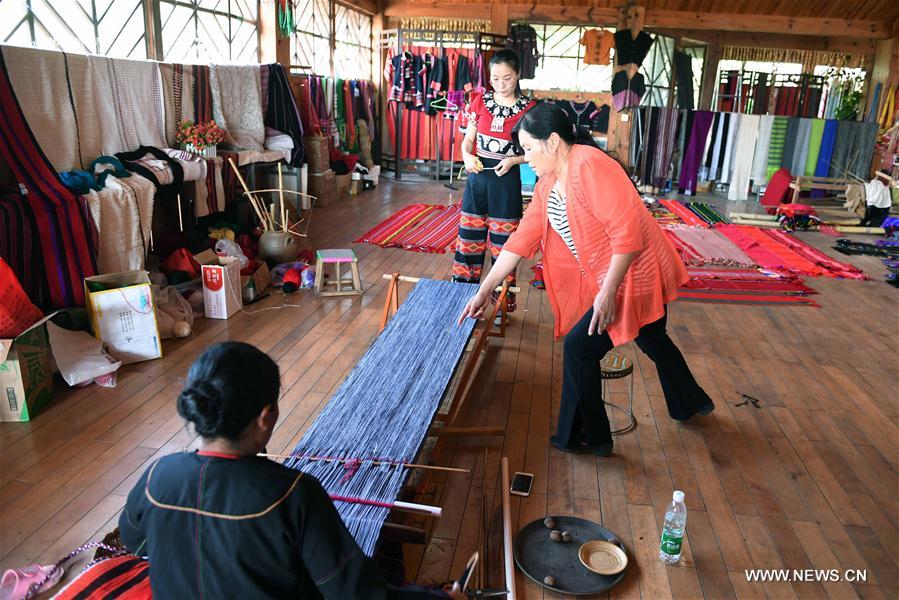 CHINA-YUNNAN-WA ETHNIC GROUP-WEAVING EXPERIENCE WORKSHOP (CN)