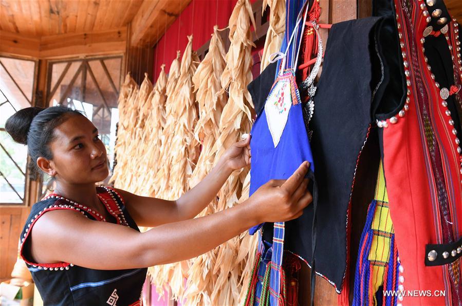 CHINA-YUNNAN-WA ETHNIC GROUP-WEAVING EXPERIENCE WORKSHOP (CN)