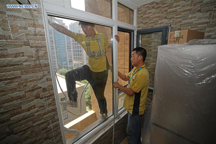 CHINA-BEIJING-HEAT WAVE-AIR CONDITIONER INSTALLATION (CN)