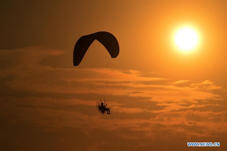 KUWAIT-AL AHMADI-PARAGLIDER-SUNSET