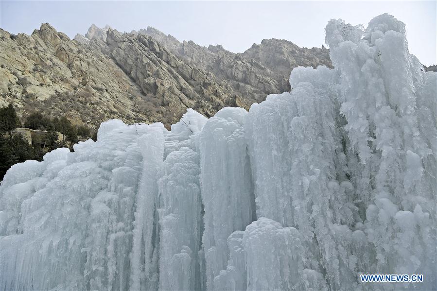 CHINA-NINGXIA-YINCHUAN-FROZEN WATERFALL (CN)