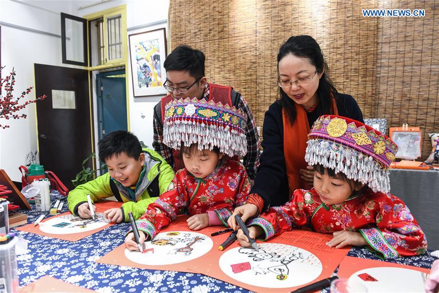 CHINA-ZHEJIANG-CIXI-STUDENTS-WINTER HOLIDAY-ART LESSON (CN)