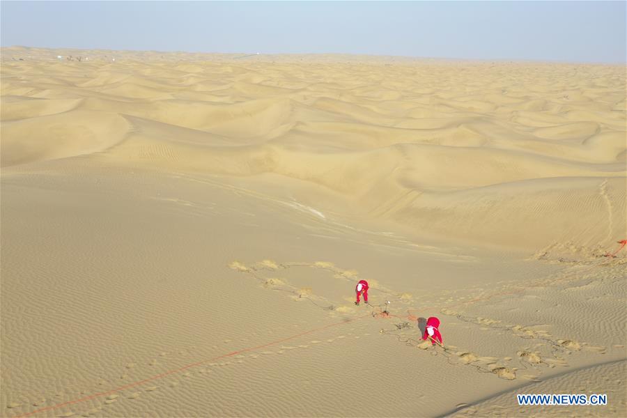 CHINA-XINJIANG-TAKLIMAKAN DESERT-OIL WORKER (CN)