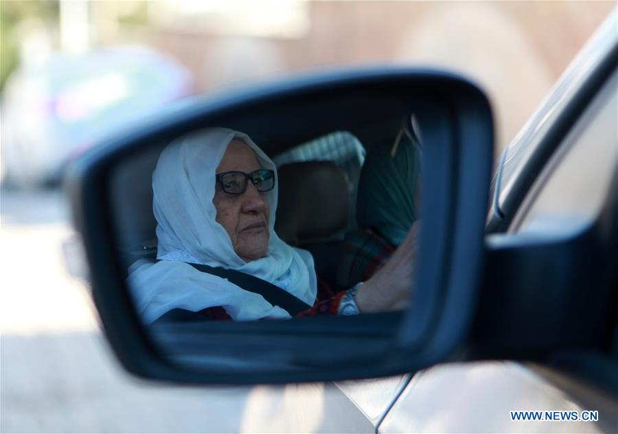 MIDEAST-HEBRON-OLD-WOMEN-DRIVING-LESSONS