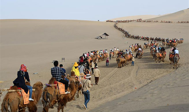 Tourists enjoy first day of May Day holiday across China