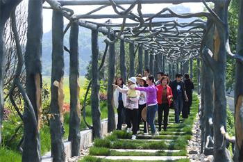 Folk performance promotes village tourism in China's Zhejiang