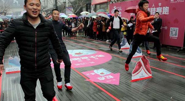 猛男穿高跟鞋賽跑 千姿百態(tài)