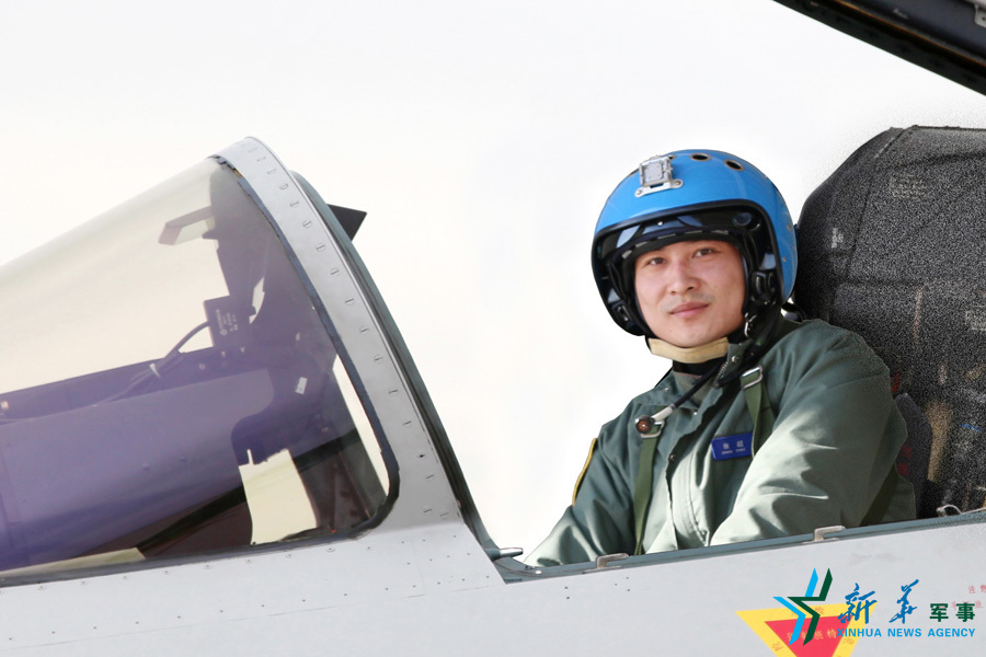 ↑戰(zhàn)機上準備起飛的張超。