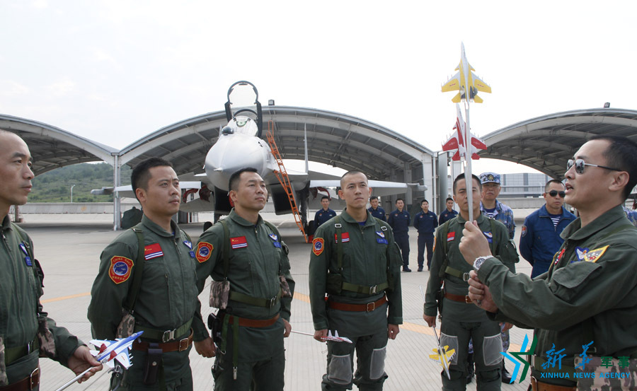 ↑海軍某艦載航空兵部隊部隊長戴明盟帶領(lǐng)飛行員進(jìn)行地面模擬訓(xùn)練。