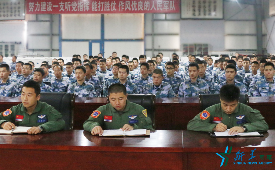 資料圖片：張超（右一）參加部隊(duì)思想政治教育。
