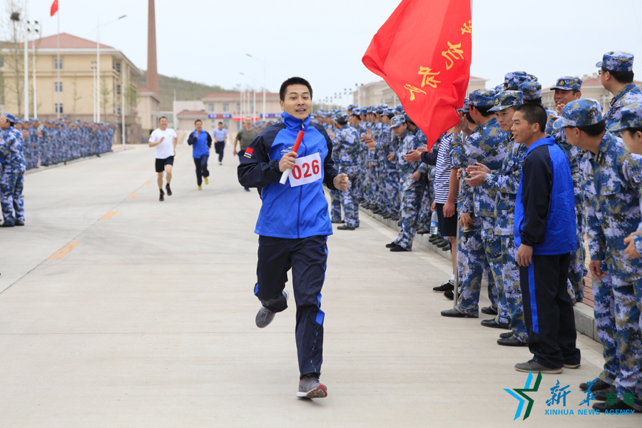 ↑資料圖片：深藍薪火杯長跑接力賽，張超跑最后一棒到達終點。