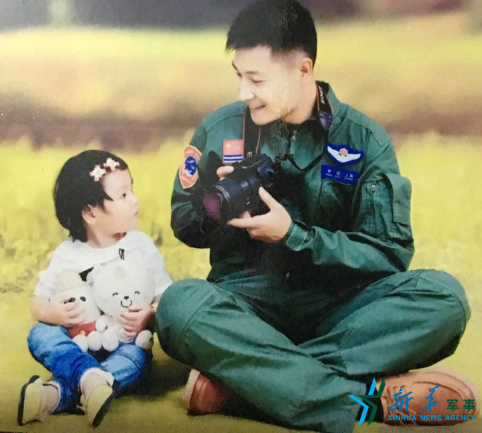 ↑資料圖片：被選為艦載戰(zhàn)斗機(jī)飛行員的張超與女兒合影。