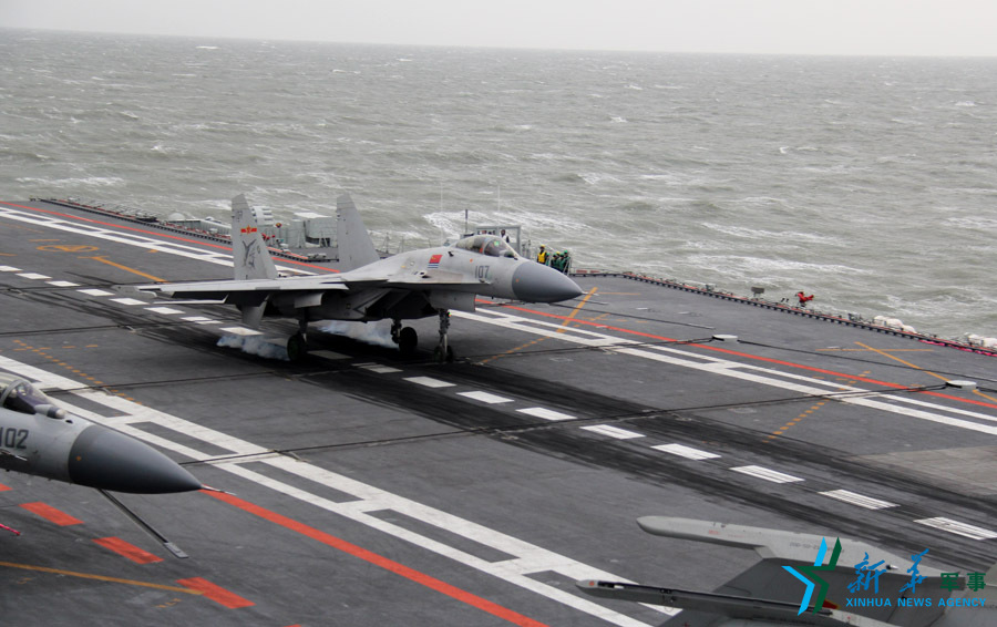 ↑資料圖片：艦載戰(zhàn)斗機(jī)下落著艦瞬間。