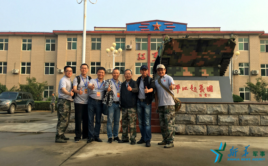 ↑“我們的長征在路上”網(wǎng)絡(luò)名人在“平江起義團(tuán)”，為這支成為中國陸軍第一支信息化部隊(duì)點(diǎn)贊。