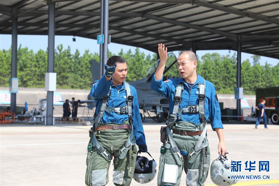 （圖文互動(dòng)）（1）空中驕子——記空軍航空兵某旅飛行二大隊(duì)大隊(duì)長(zhǎng)劉飛