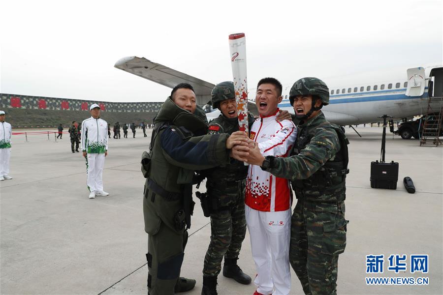 （軍運(yùn)會·圖文互動）（1）軍運(yùn)會軍營火炬?zhèn)鬟f活動最后一站武警獵鷹突擊隊站舉行（配本社同題文字稿）