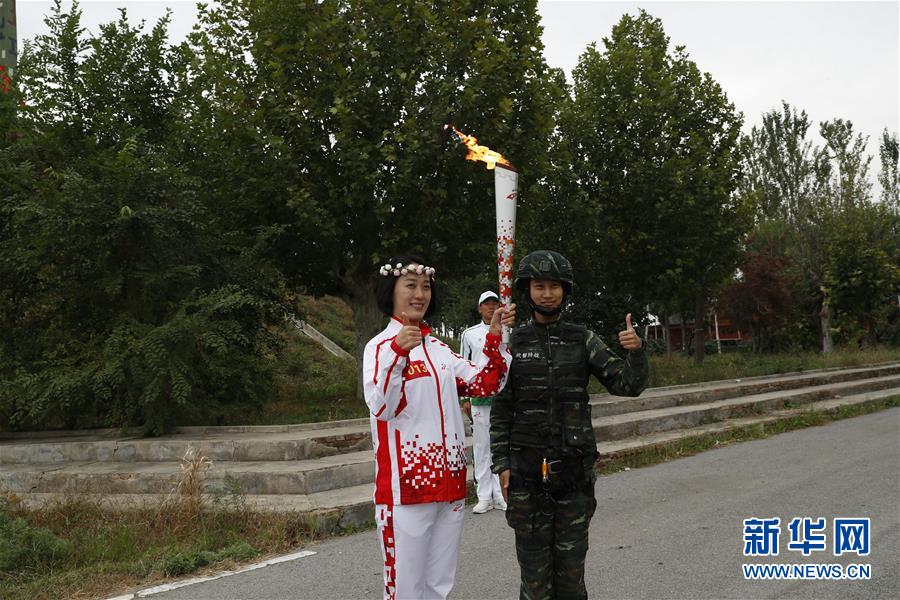 （軍運(yùn)會·圖文互動）（2）軍運(yùn)會軍營火炬?zhèn)鬟f活動最后一站武警獵鷹突擊隊站舉行（配本社同題文字稿）