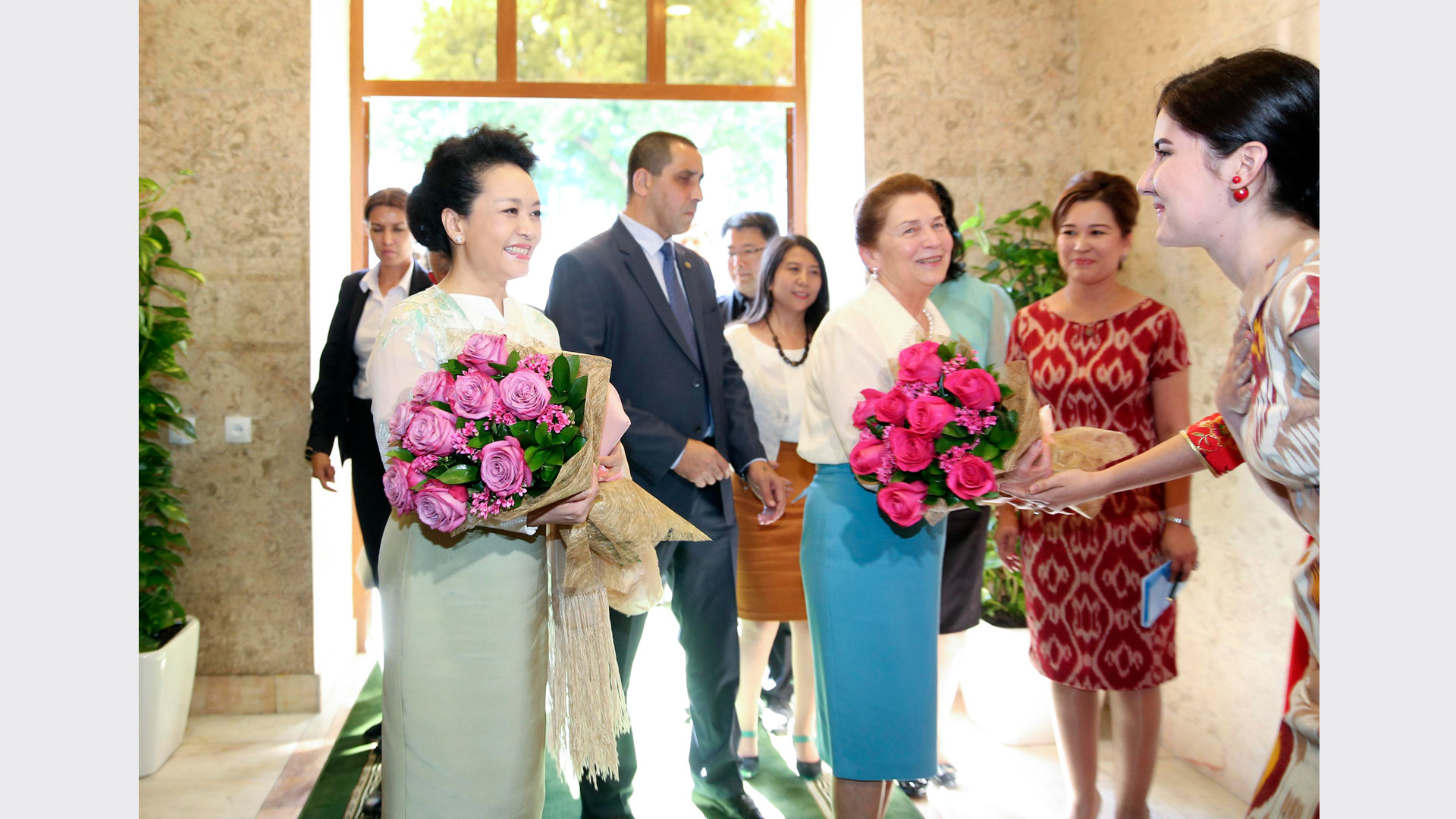 彭麗媛同烏茲別克斯坦總統(tǒng)夫人卡里莫娃共同參觀(guān)塔什干孔子學(xué)院