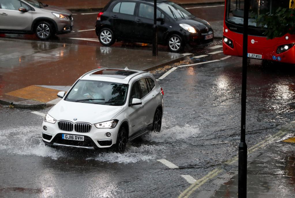 英國(guó)倫敦遭遇強(qiáng)雷雨天氣