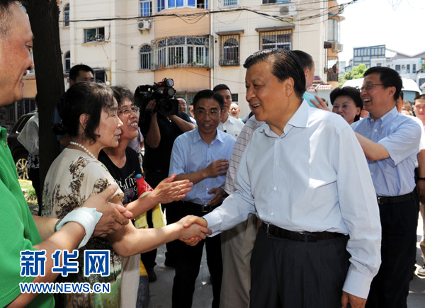 這是7月22日，劉云山在上海市普陀區(qū)桃浦鎮(zhèn)蓮花公寓居委會(huì)調(diào)研時(shí)同社區(qū)居民親切握手。新華社記者 饒愛(ài)民 攝