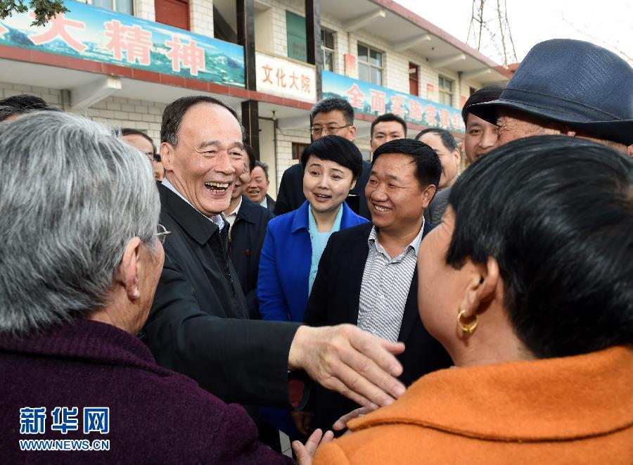 3月27日至28日，中共中央政治局常委、中央紀(jì)委書記王岐山到河南省調(diào)研，并主持召開座談會(huì)。這是3月27日王岐山在河南林州姚村鎮(zhèn)馮家口村同村民親切交談。 新華社記者 饒愛民 攝