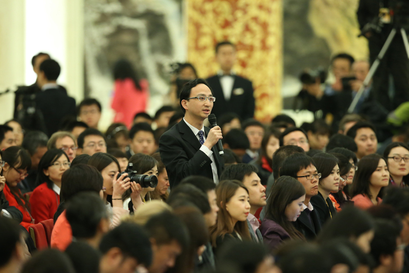 3月15日，國務院總理李克強在北京人民大會堂與中外記者見面，并回答記者提問。這是一位記者在提問。 新華社記者 龐興雷 攝