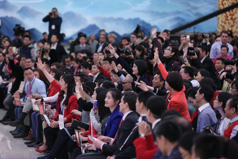 3月15日，國務院總理李克強在北京人民大會堂與中外記者見面，并回答記者提問。這是記者舉手爭取提問機會。 新華社記者 才揚 攝