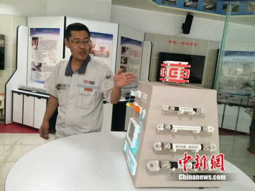 周勇在工作室介紹他制作的模型。中新網(wǎng) 邱宇 攝