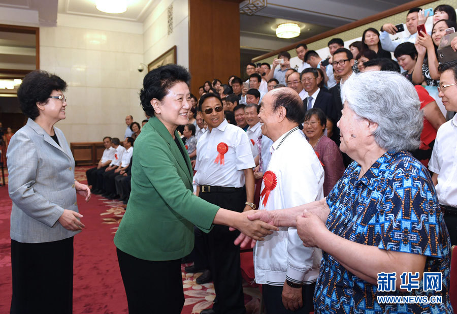 6月16日，中共中央政治局委員、國(guó)務(wù)院副總理劉延?xùn)|在北京看望出席中國(guó)人口福利基金會(huì)成立30周年座談會(huì)的歷屆“中華人口獎(jiǎng)”獲獎(jiǎng)?wù)叽怼Ｐ氯A社記者 饒愛民 攝