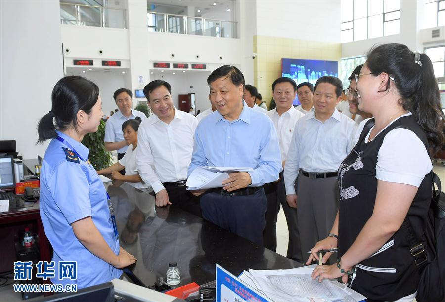 6月22日至24日，中共中央政治局常委、中央書記處書記劉云山在遼寧調(diào)研。這是6月22日，劉云山在中國（遼寧）自貿(mào)試驗(yàn)區(qū)營口片區(qū)與干部群眾深入交流。新華社記者 張鐸 攝