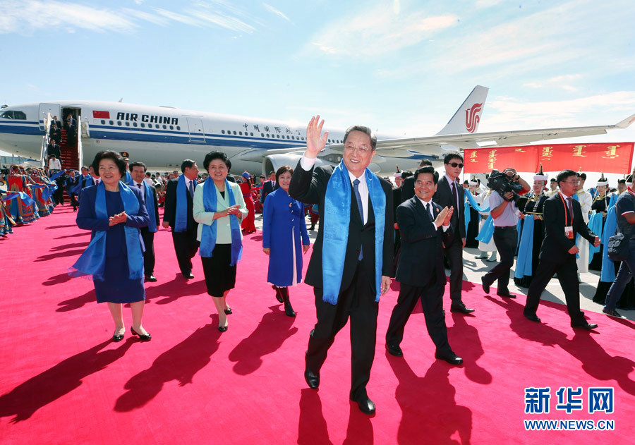 8月7日，以中共中央政治局常委、全國政協(xié)主席俞正聲為團長的中央代表團飛抵呼和浩特，出席內(nèi)蒙古自治區(qū)成立70周年慶祝活動。中央代表團在機場受到內(nèi)蒙古各族群眾的熱烈歡迎。新華社記者 姚大偉 攝