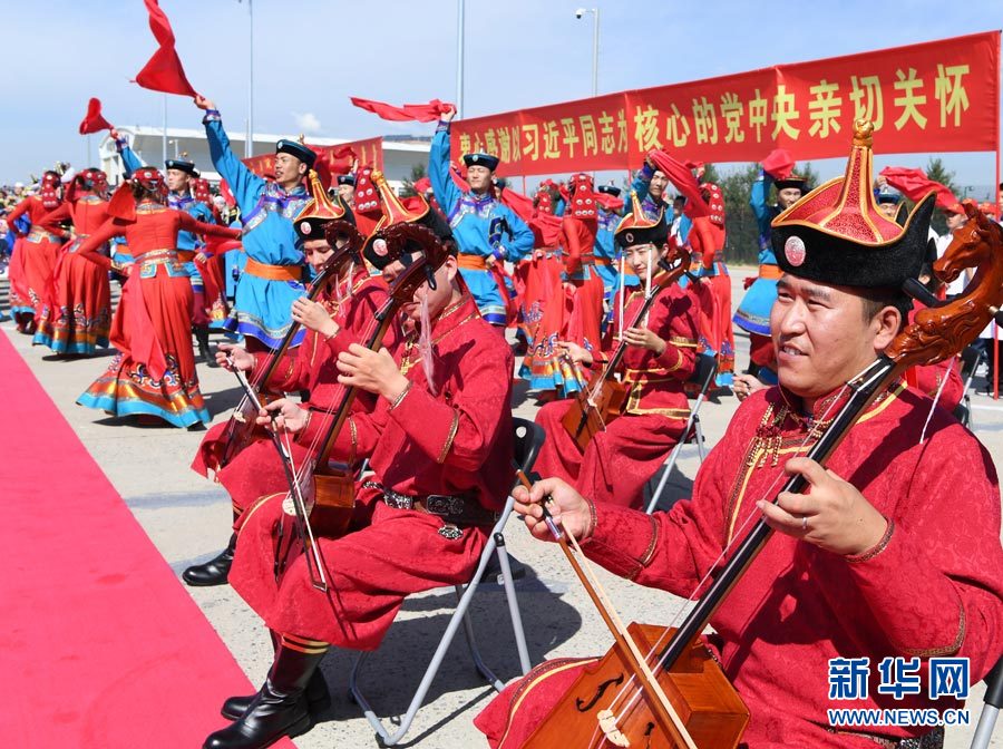 8月7日，以中共中央政治局常委、全國政協(xié)主席俞正聲為團長的中央代表團飛抵呼和浩特，出席內(nèi)蒙古自治區(qū)成立70周年慶祝活動。中央代表團在機場受到內(nèi)蒙古各族群眾的熱烈歡迎。新華社記者 張領 攝