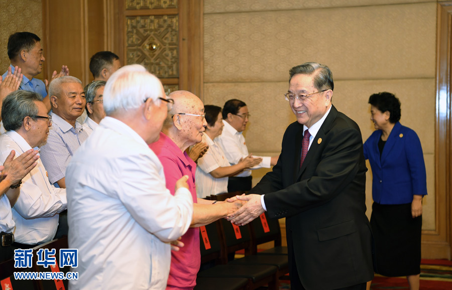 8月7日，中共中央政治局常委、全國(guó)政協(xié)主席、中央代表團(tuán)團(tuán)長(zhǎng)俞正聲在內(nèi)蒙古新城賓館會(huì)見內(nèi)蒙古自治區(qū)離退休老同志和各族各界群眾代表，并與他們合影留念。新華社記者 張領(lǐng) 攝