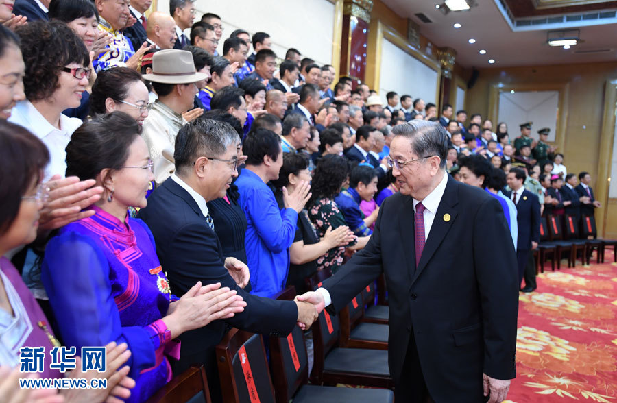 8月7日，中共中央政治局常委、全國(guó)政協(xié)主席、中央代表團(tuán)團(tuán)長(zhǎng)俞正聲在內(nèi)蒙古新城賓館會(huì)見內(nèi)蒙古自治區(qū)離退休老同志和各族各界群眾代表，并與他們合影留念。新華社記者 張領(lǐng) 攝