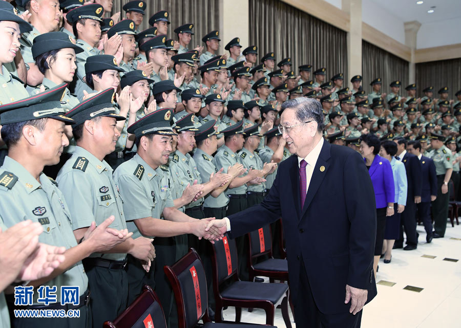 8月7日，中共中央政治局常委、全國(guó)政協(xié)主席、中央代表團(tuán)團(tuán)長(zhǎng)俞正聲率代表團(tuán)部分成員分別赴內(nèi)蒙古軍區(qū)、武警內(nèi)蒙古總隊(duì)、武警內(nèi)蒙古森林總隊(duì)慰問，并會(huì)見自治區(qū)政法干警代表。這是俞正聲會(huì)見內(nèi)蒙古軍區(qū)指戰(zhàn)員。新華社記者 張領(lǐng) 攝