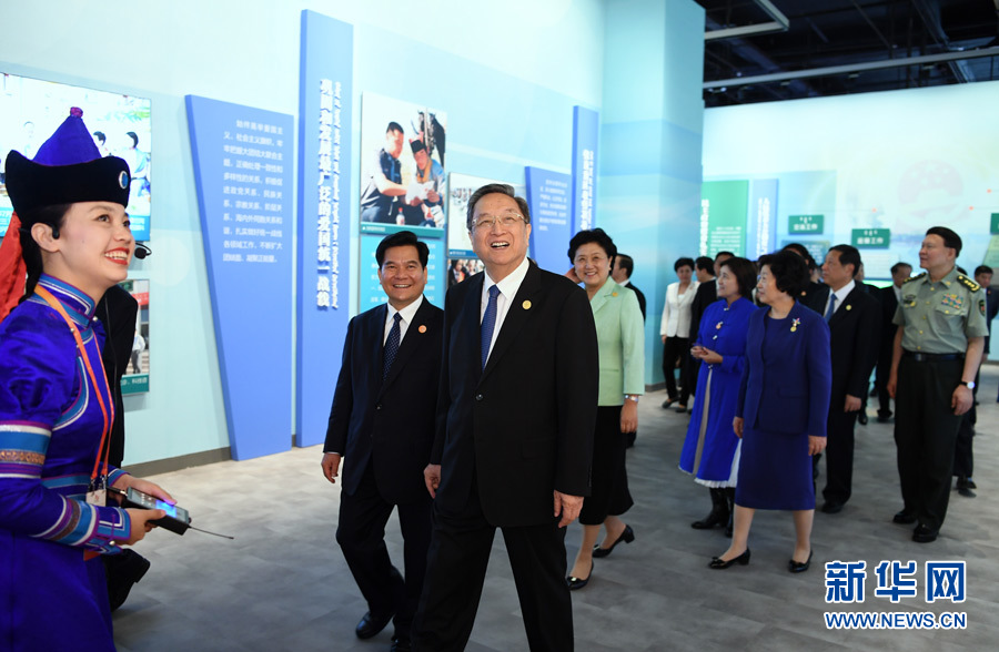 8月7日，中共中央政治局常委、全國(guó)政協(xié)主席、中央代表團(tuán)團(tuán)長(zhǎng)俞正聲率代表團(tuán)全體成員來(lái)到內(nèi)蒙古展覽館，參觀《守望相助團(tuán)結(jié)奮斗——慶祝內(nèi)蒙古自治區(qū)成立70周年展覽》。 新華社記者 張領(lǐng) 攝