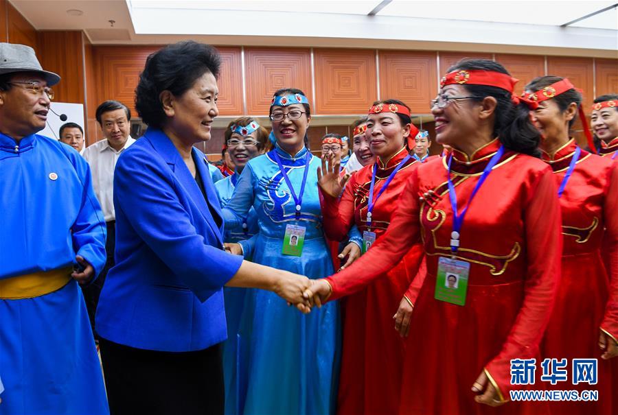 8月9日，中共中央政治局委員、國(guó)務(wù)院副總理、中央代表團(tuán)副團(tuán)長(zhǎng)劉延?xùn)|率中央代表團(tuán)二分團(tuán)到赤峰看望慰問(wèn)各族干部群眾。這是劉延?xùn)|在赤峰市群眾藝術(shù)館和群眾親切交談。新華社記者 連振 攝