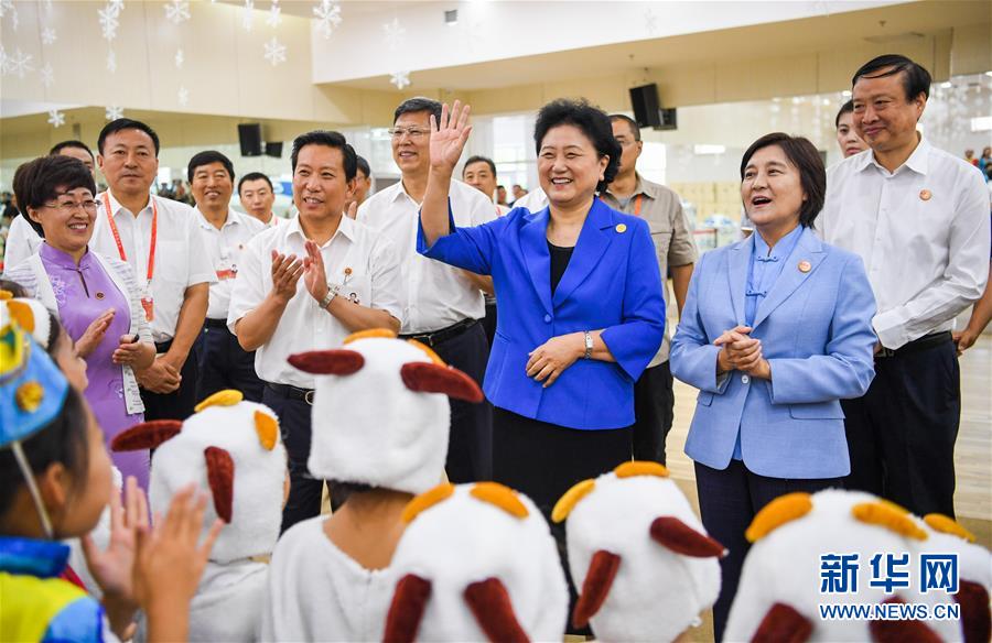 8月9日，中共中央政治局委員、國(guó)務(wù)院副總理、中央代表團(tuán)副團(tuán)長(zhǎng)劉延?xùn)|率中央代表團(tuán)二分團(tuán)到赤峰看望慰問(wèn)各族干部群眾。這是劉延?xùn)|在赤峰市青少年宮與青少年熱烈互動(dòng)。新華社記者 連振 攝