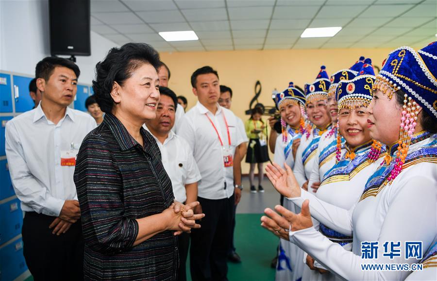 8月11日，中共中央政治局委員、國(guó)務(wù)院副總理、中央代表團(tuán)副團(tuán)長(zhǎng)劉延?xùn)|率中央代表團(tuán)二分團(tuán)，看望慰問(wèn)烏蘭察布各族干部群眾，轉(zhuǎn)達(dá)以習(xí)近平同志為核心的黨中央的親切關(guān)懷和全國(guó)人民的美好祝愿。這是劉延?xùn)|在考察察哈爾社區(qū)時(shí)與居民們親切交談。新華社記者 連振 攝