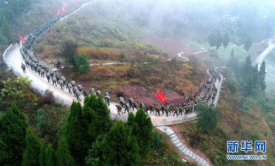 （新華全媒頭條·圖文互動）（13）備戰(zhàn)踏上新起點，練兵展現(xiàn)新氣象——2018中國軍隊新年開訓(xùn)全景大掃描