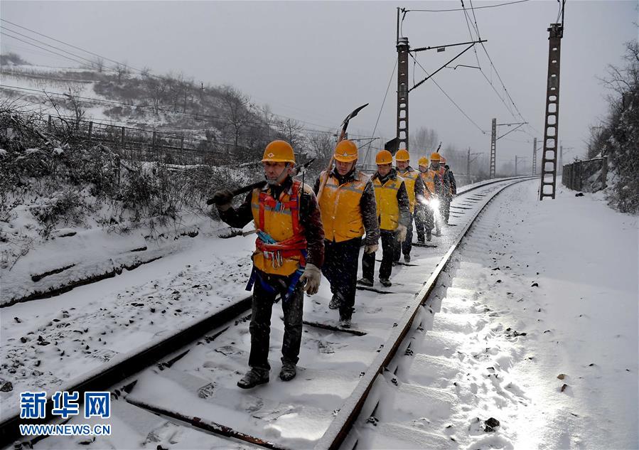 （走基層 聽民聲）（1）鐵路守護(hù)者 隧道“打冰人”