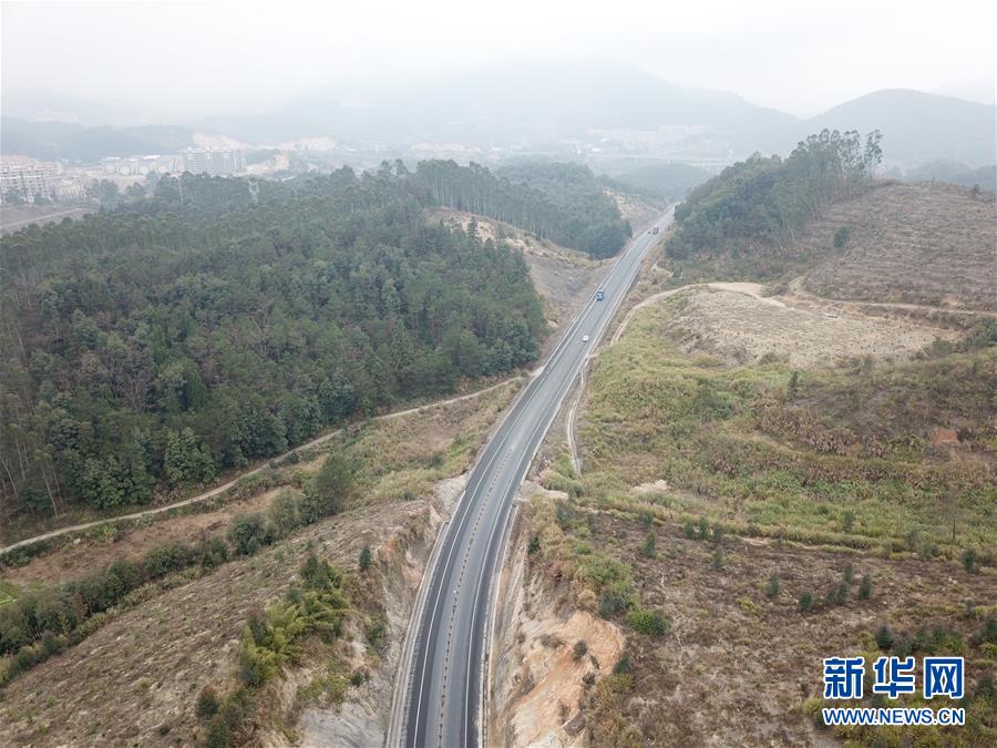 （圖文互動(dòng)·新華全媒頭條）（2）讓農(nóng)民致富奔小康的道路越走越寬廣——黨的十八大以來(lái)以習(xí)近平同志為核心的黨中央關(guān)心農(nóng)村公路發(fā)展紀(jì)實(shí)